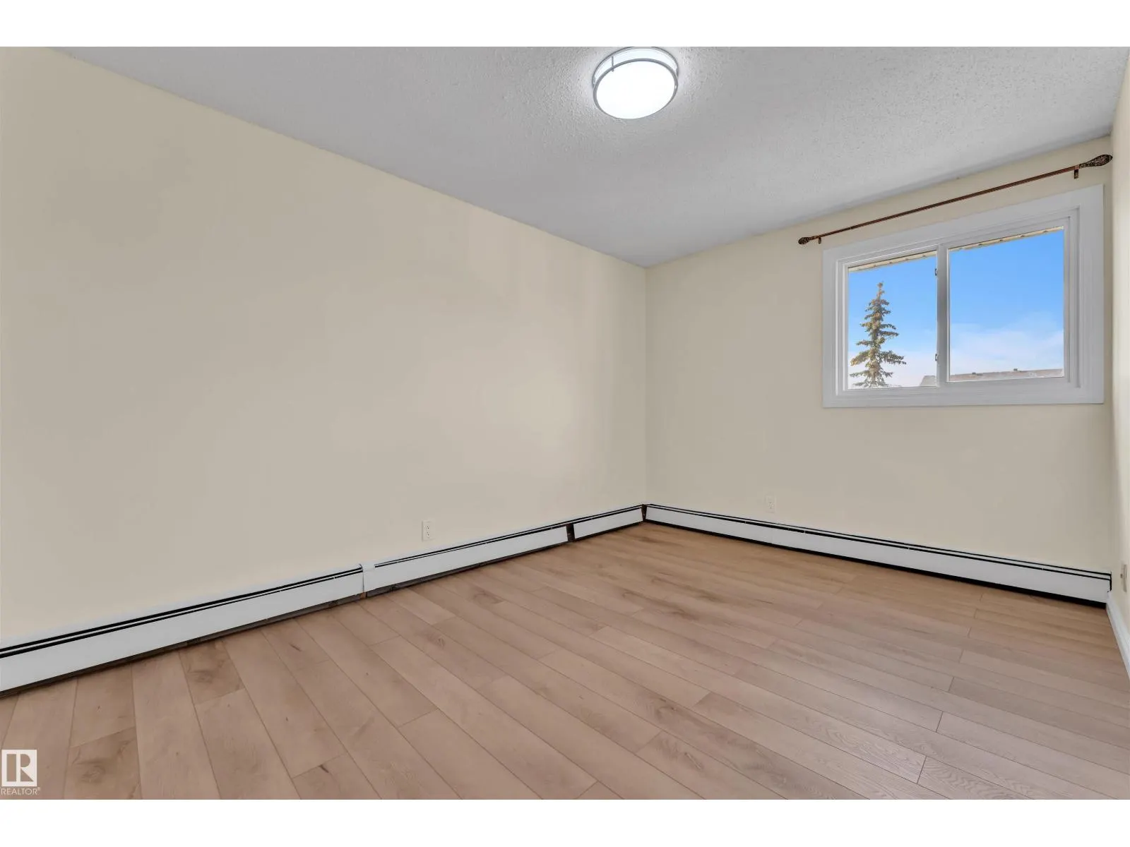 #5 3855 76 ST NW