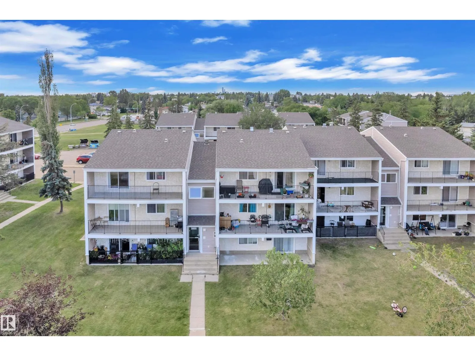 #5 3855 76 ST NW
