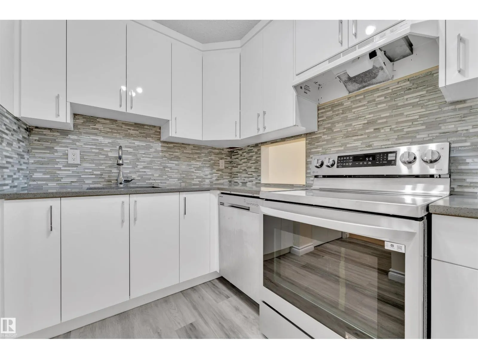 #5 3855 76 ST NW
