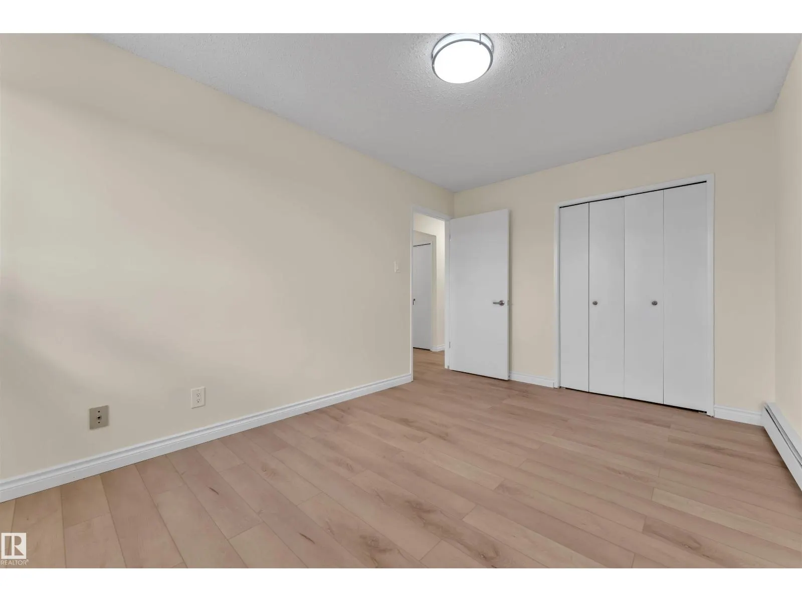 #5 3855 76 ST NW