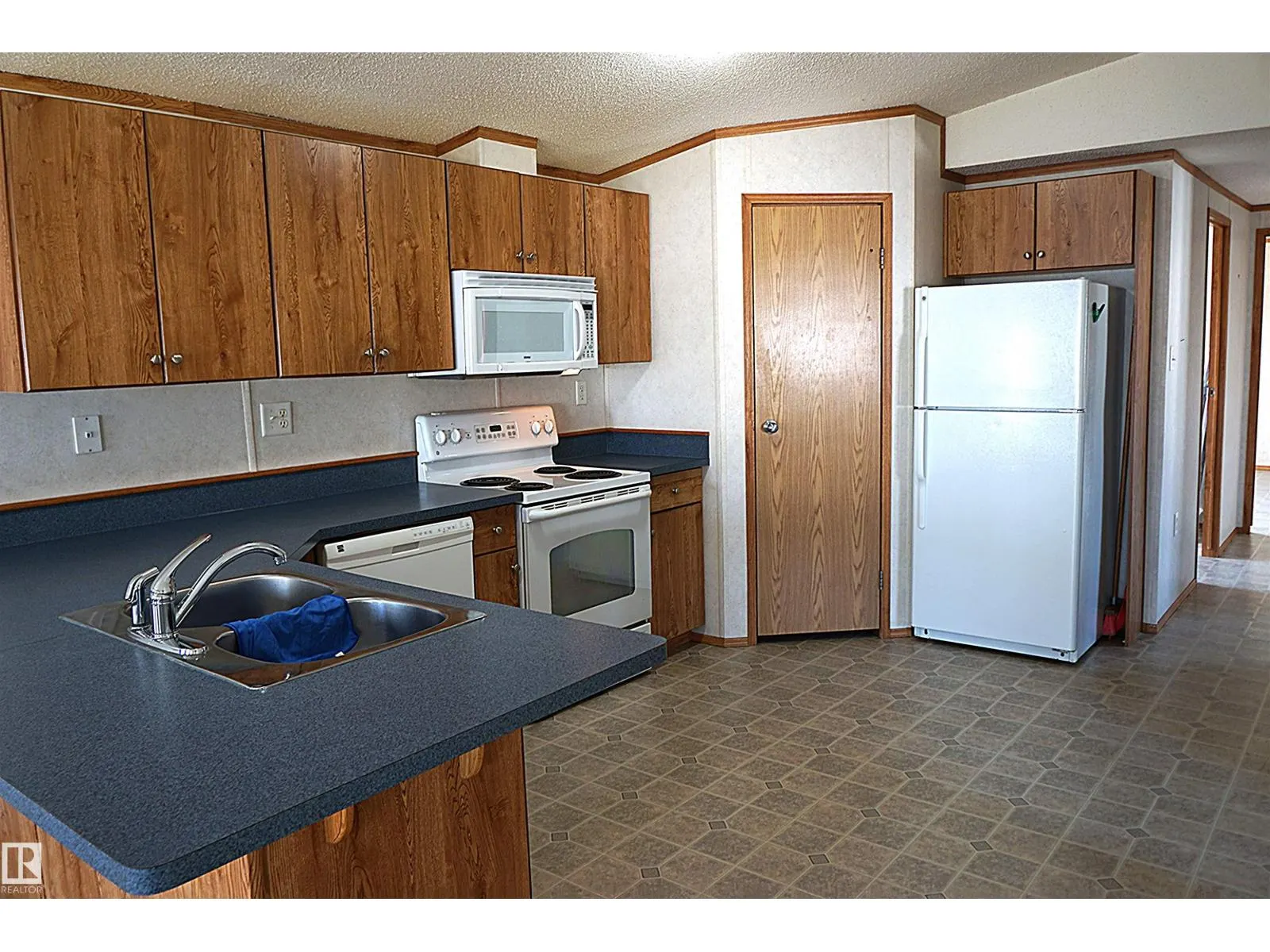 #101 4819 51 AV