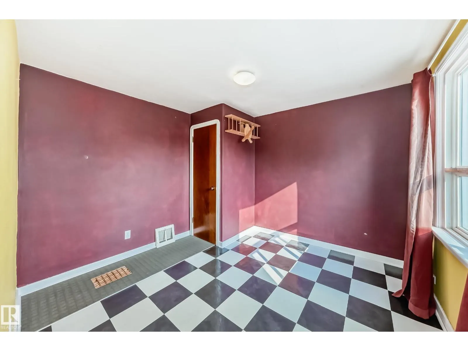 11233 95 ST NW