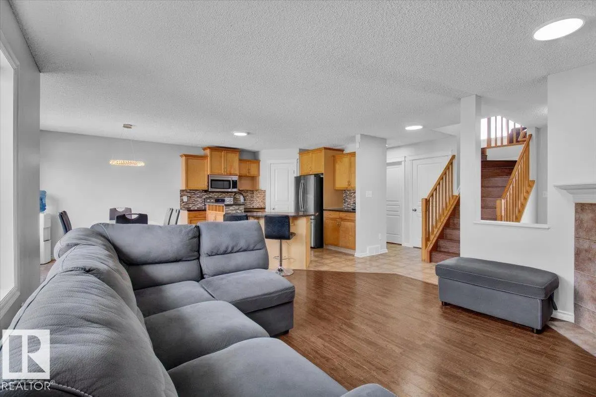 3372 25 AV NW