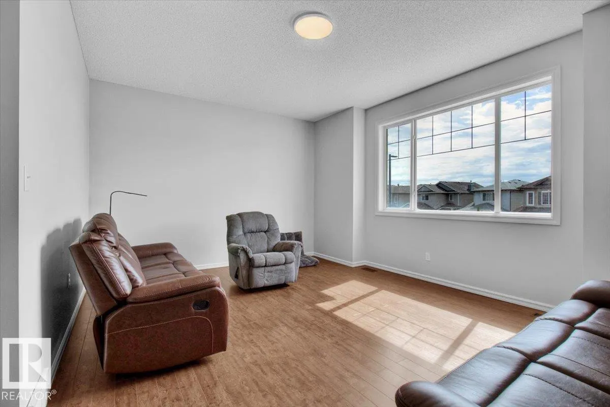 3372 25 AV NW