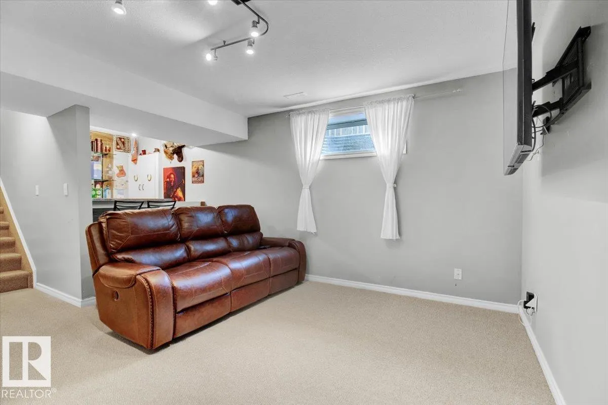 3372 25 AV NW