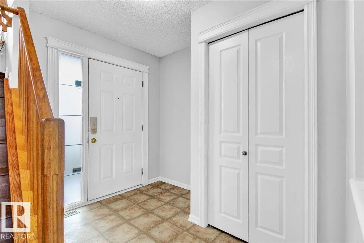 3372 25 AV NW