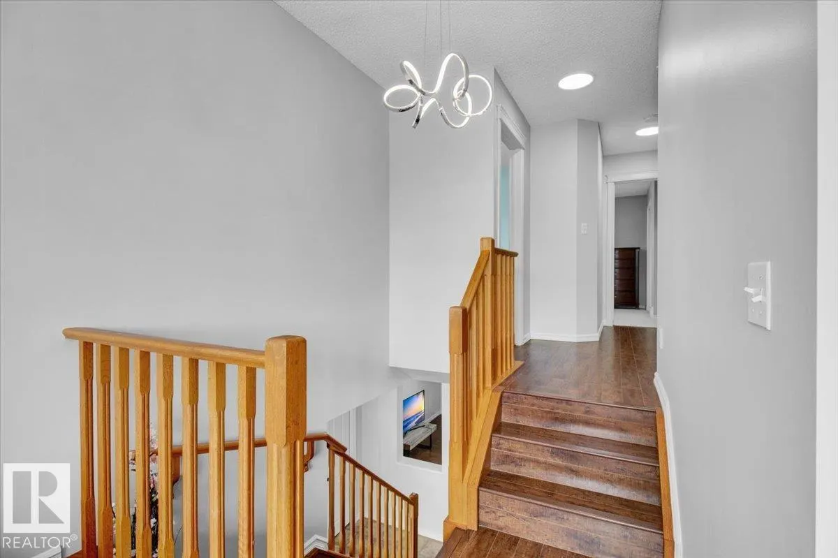 3372 25 AV NW