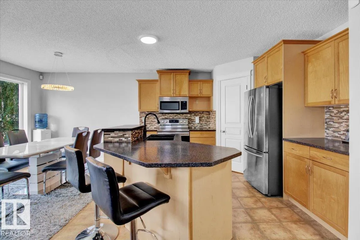 3372 25 AV NW