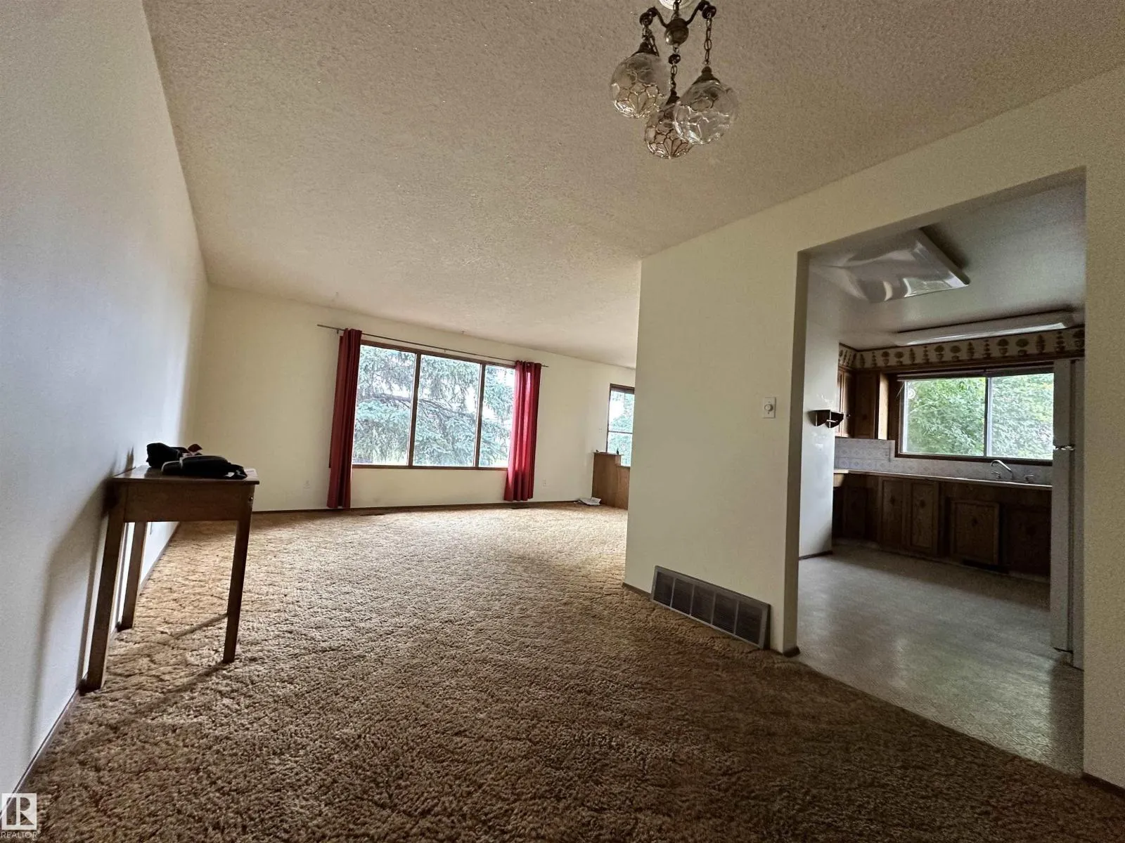 8515 86 AV NW