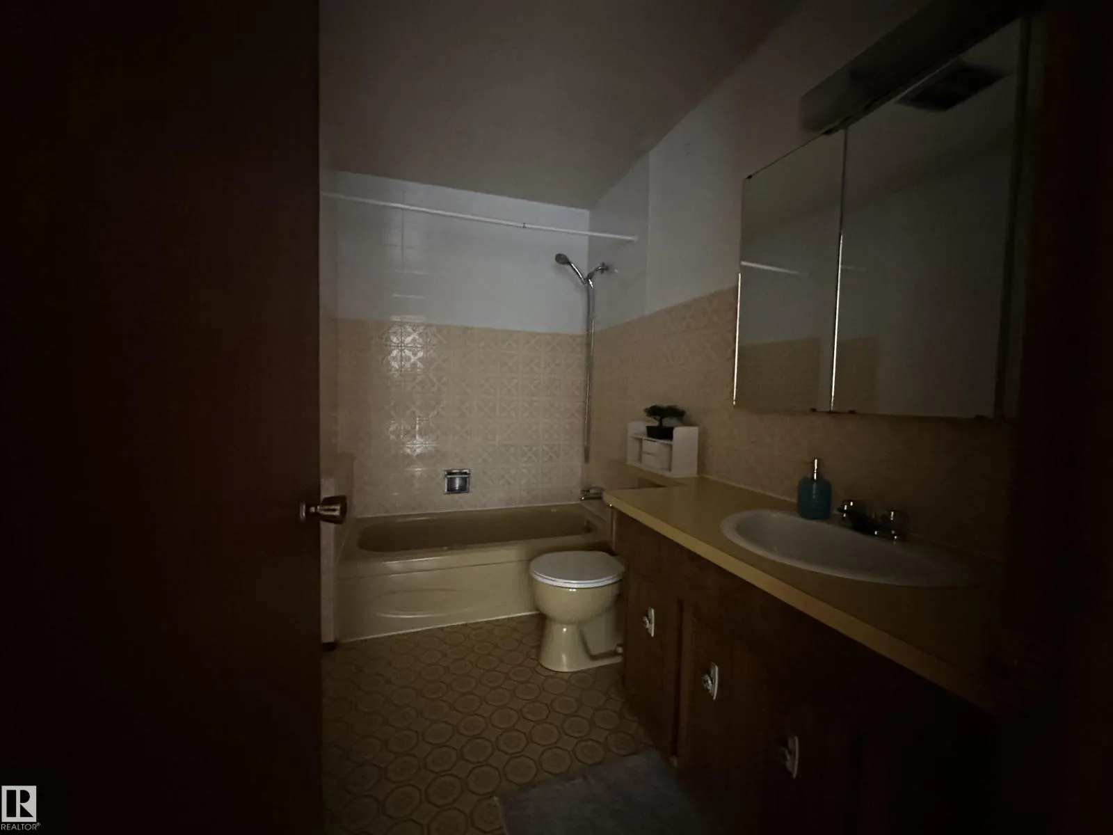 8515 86 AV NW