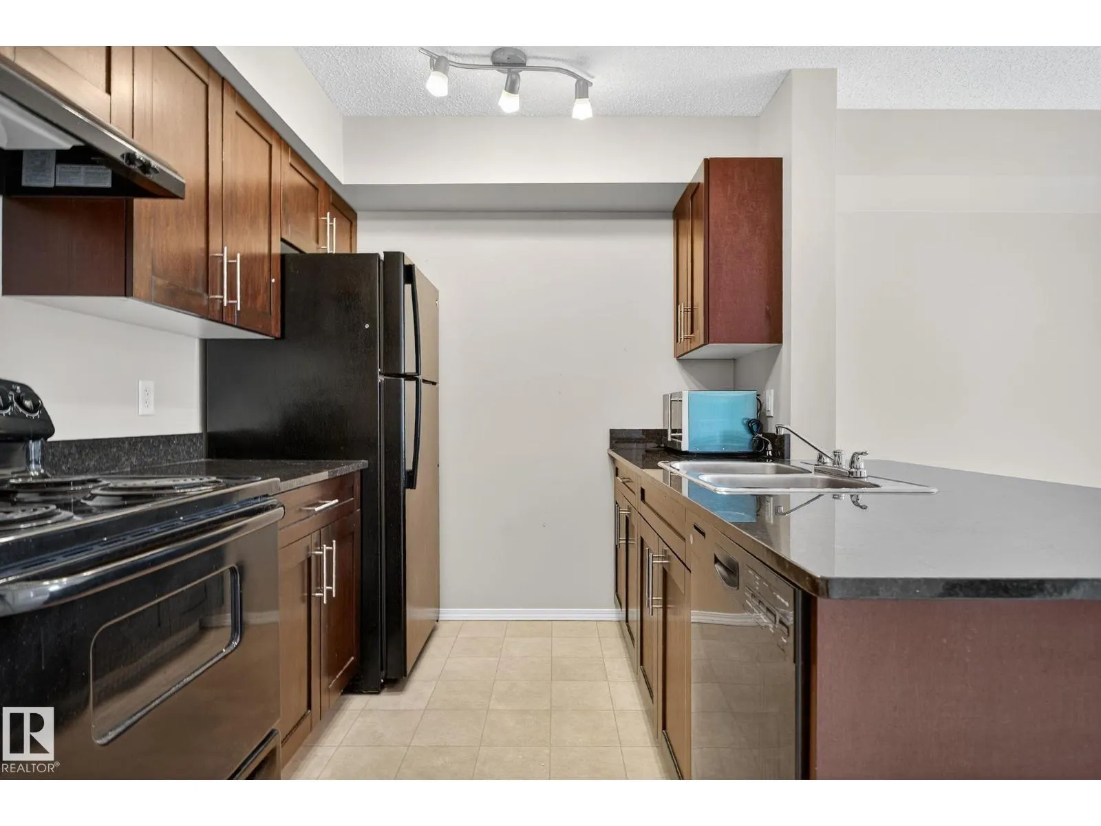 #414 12035 22 AV SW