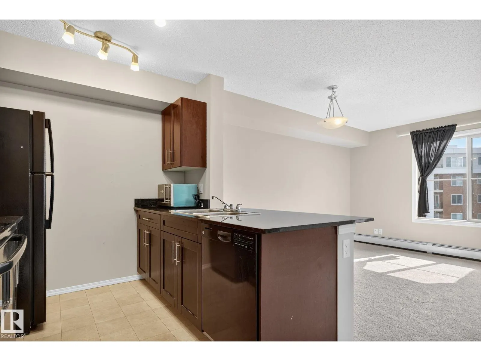 #414 12035 22 AV SW