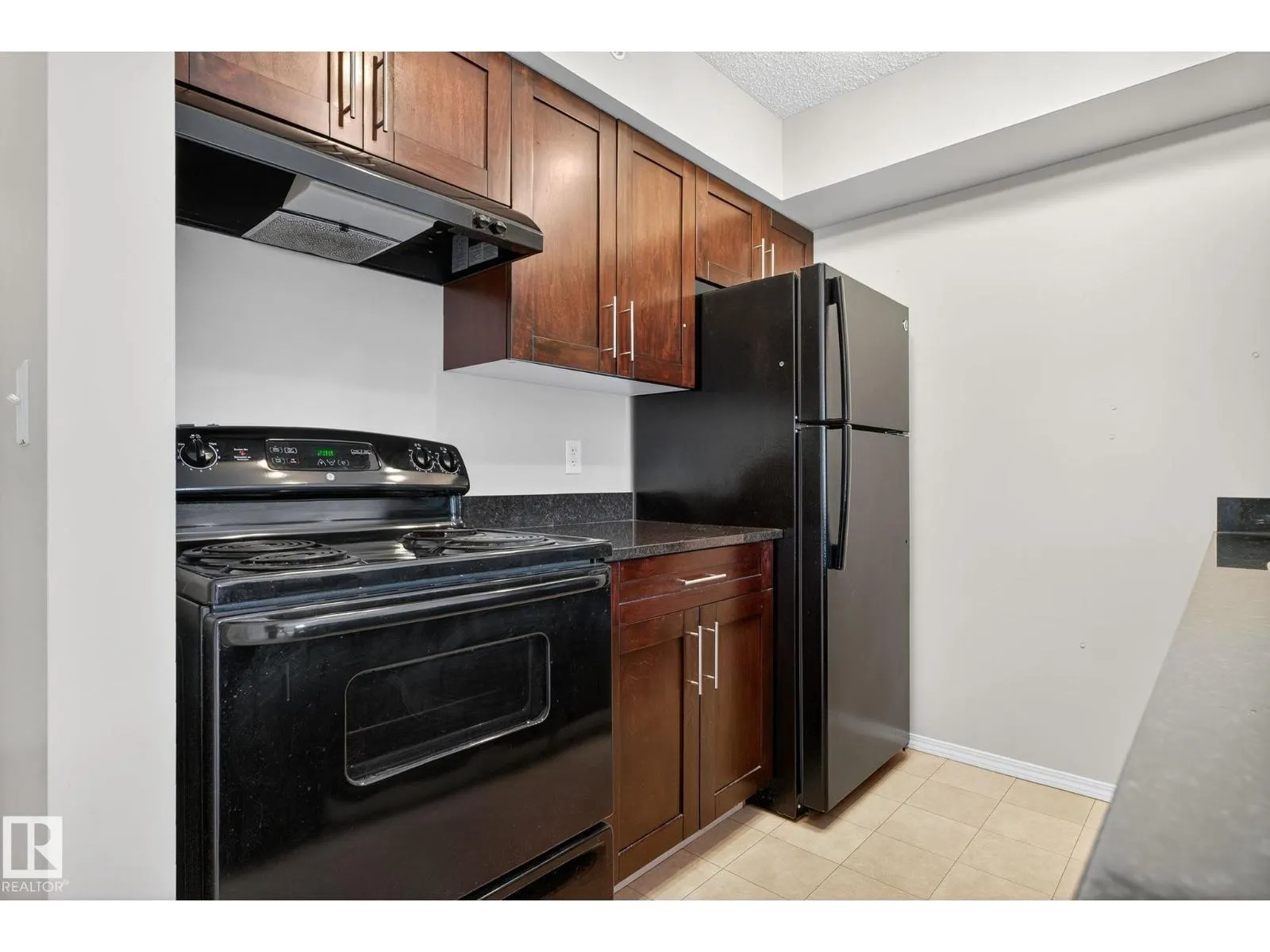 #414 12035 22 AV SW