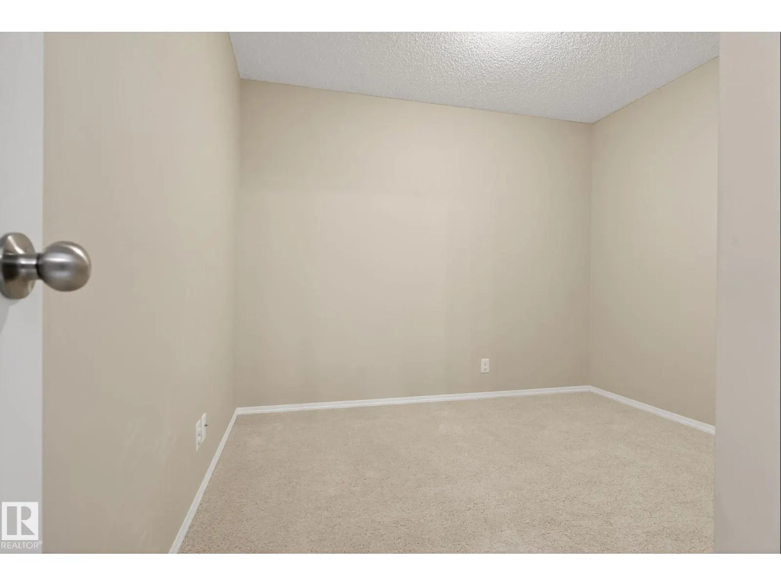 #414 12035 22 AV SW