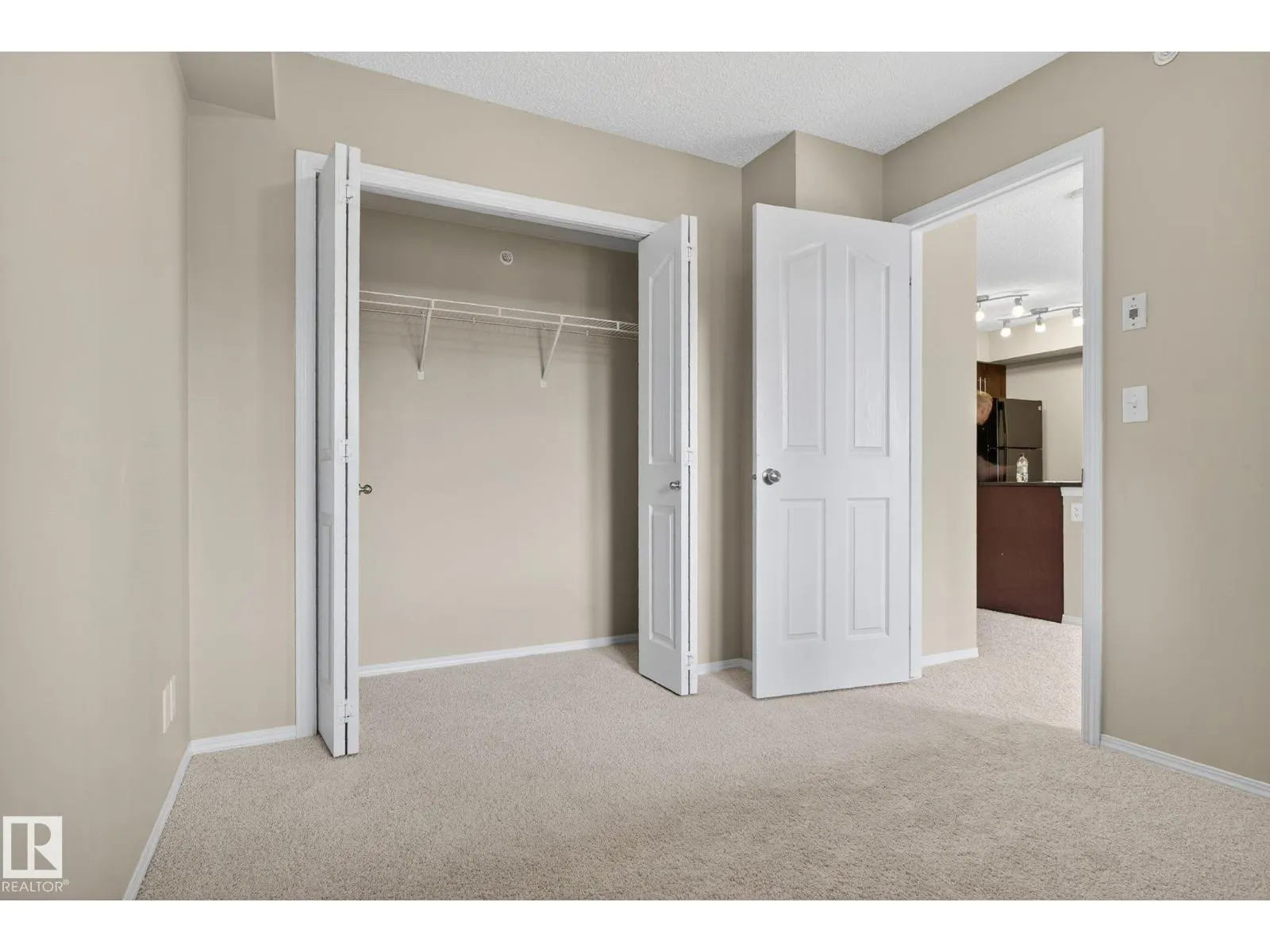 #414 12035 22 AV SW