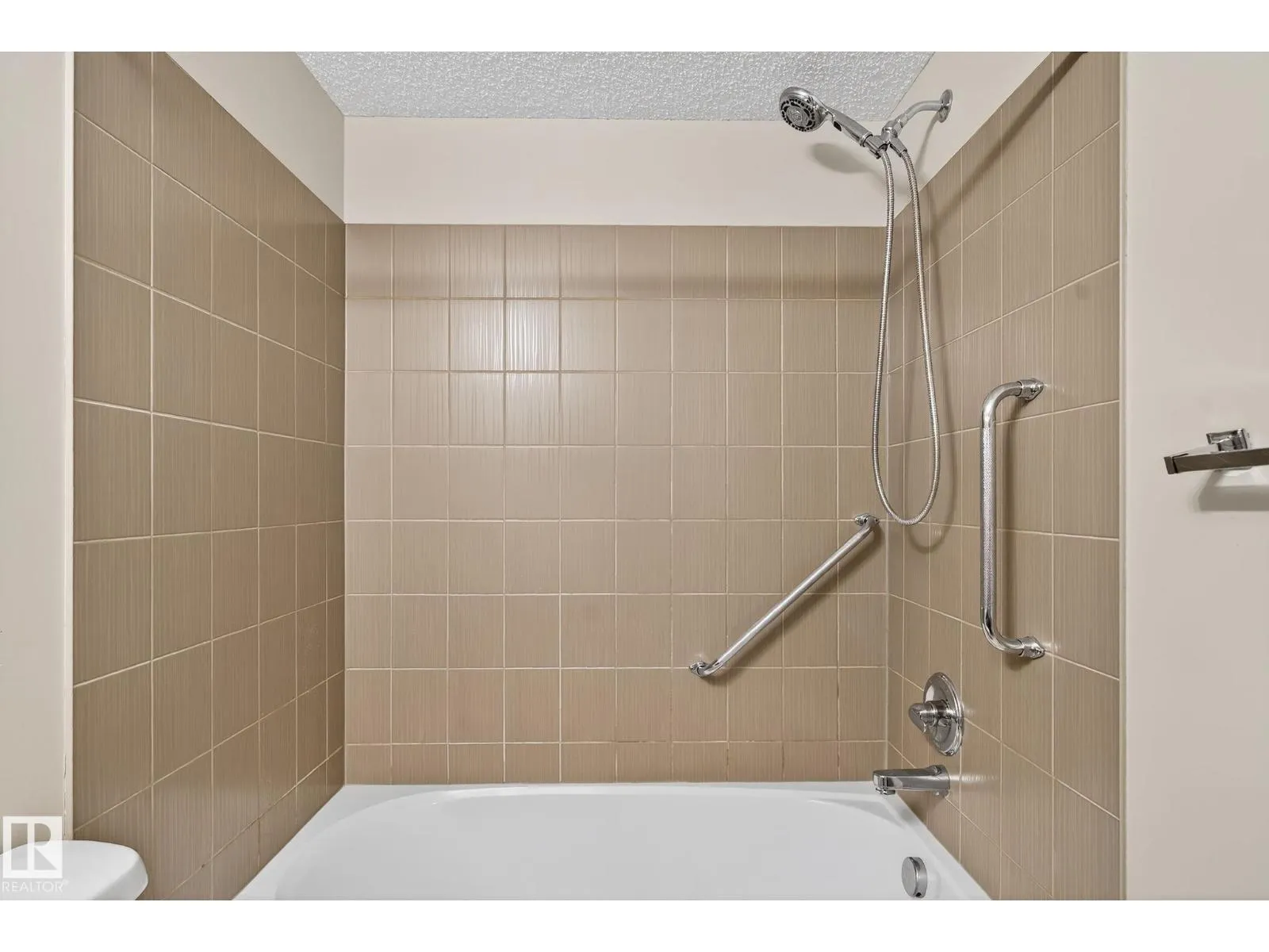 #414 12035 22 AV SW