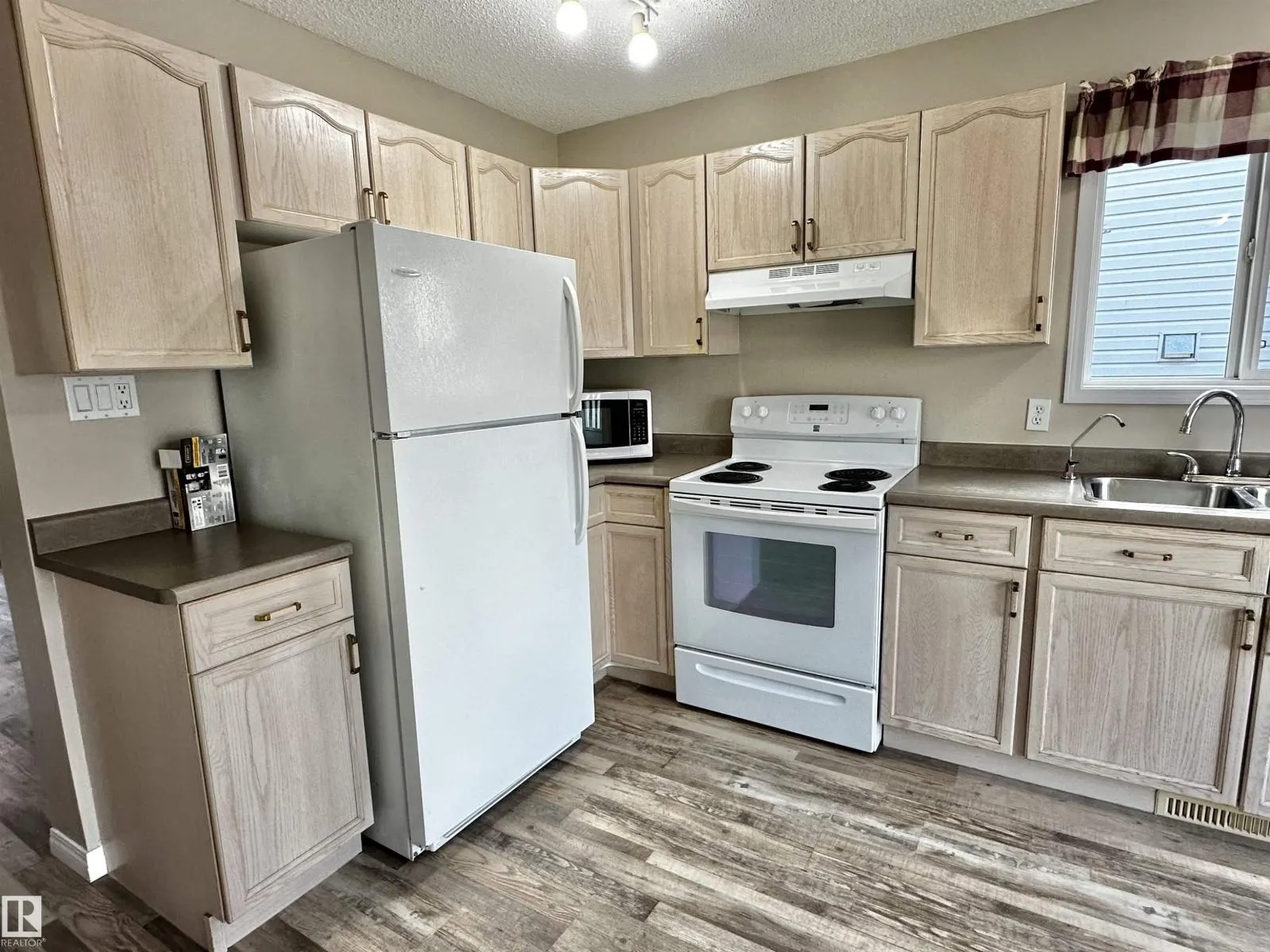 8 HEATHERLANDS WY