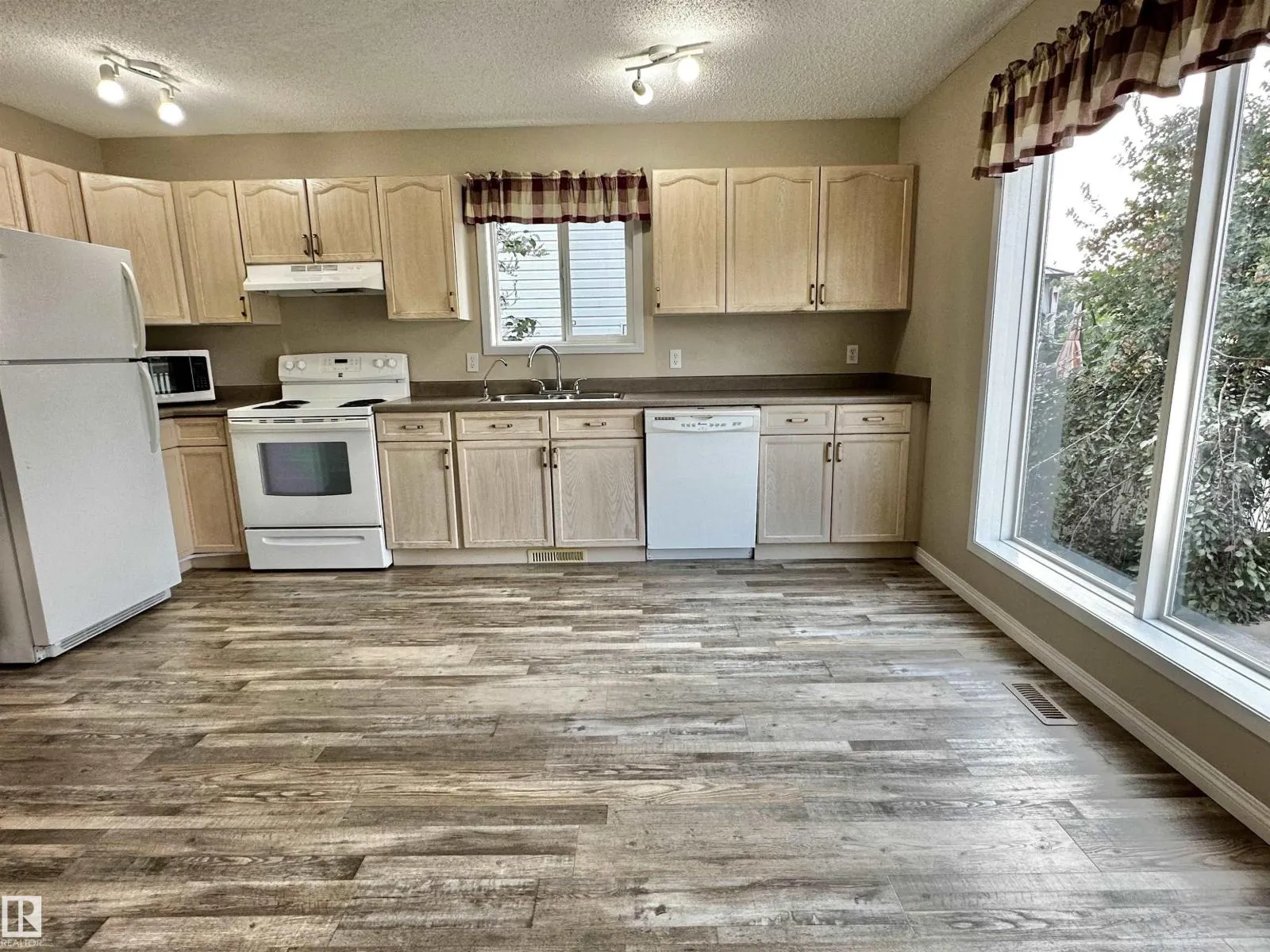 8 HEATHERLANDS WY