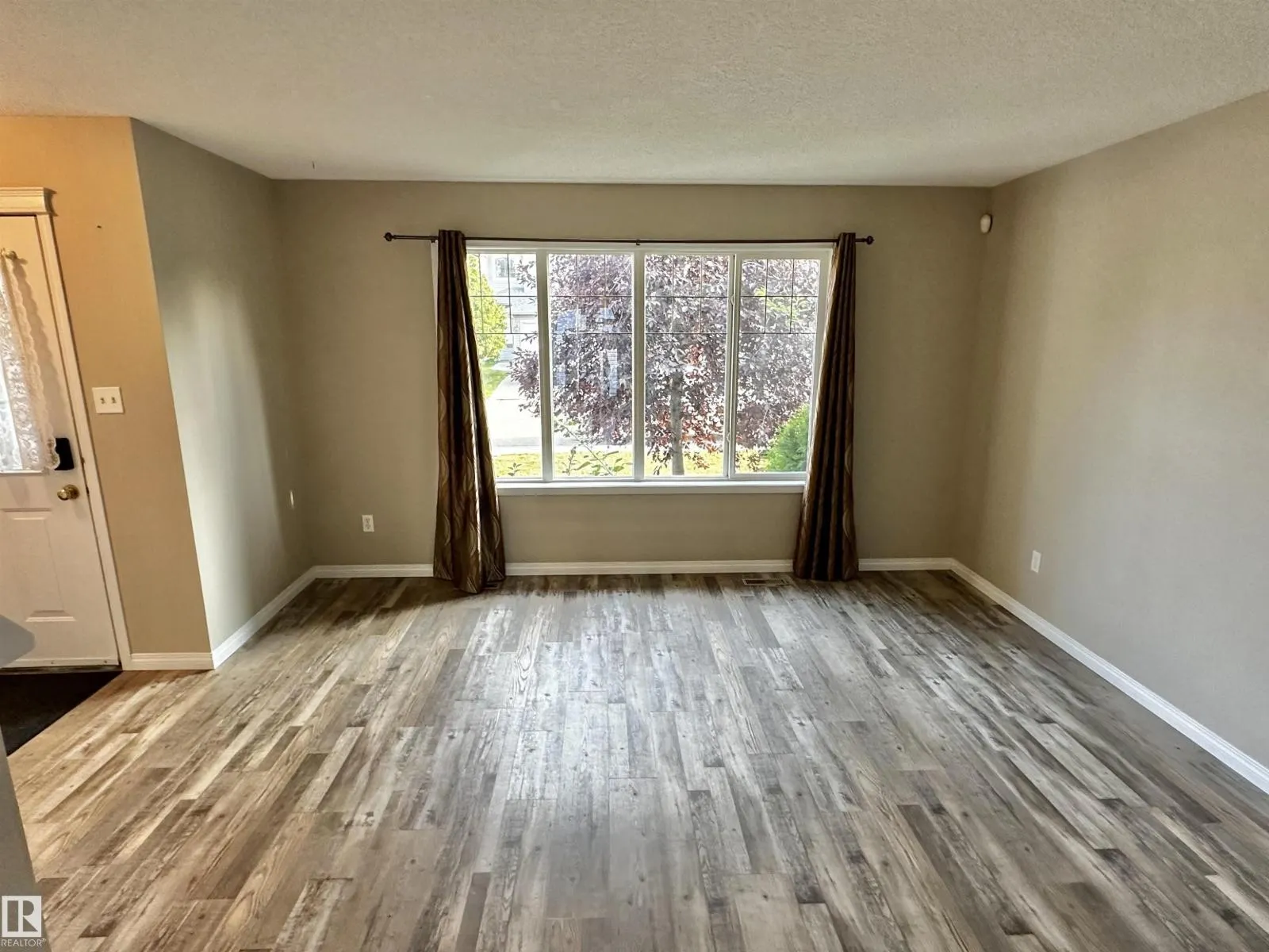 8 HEATHERLANDS WY