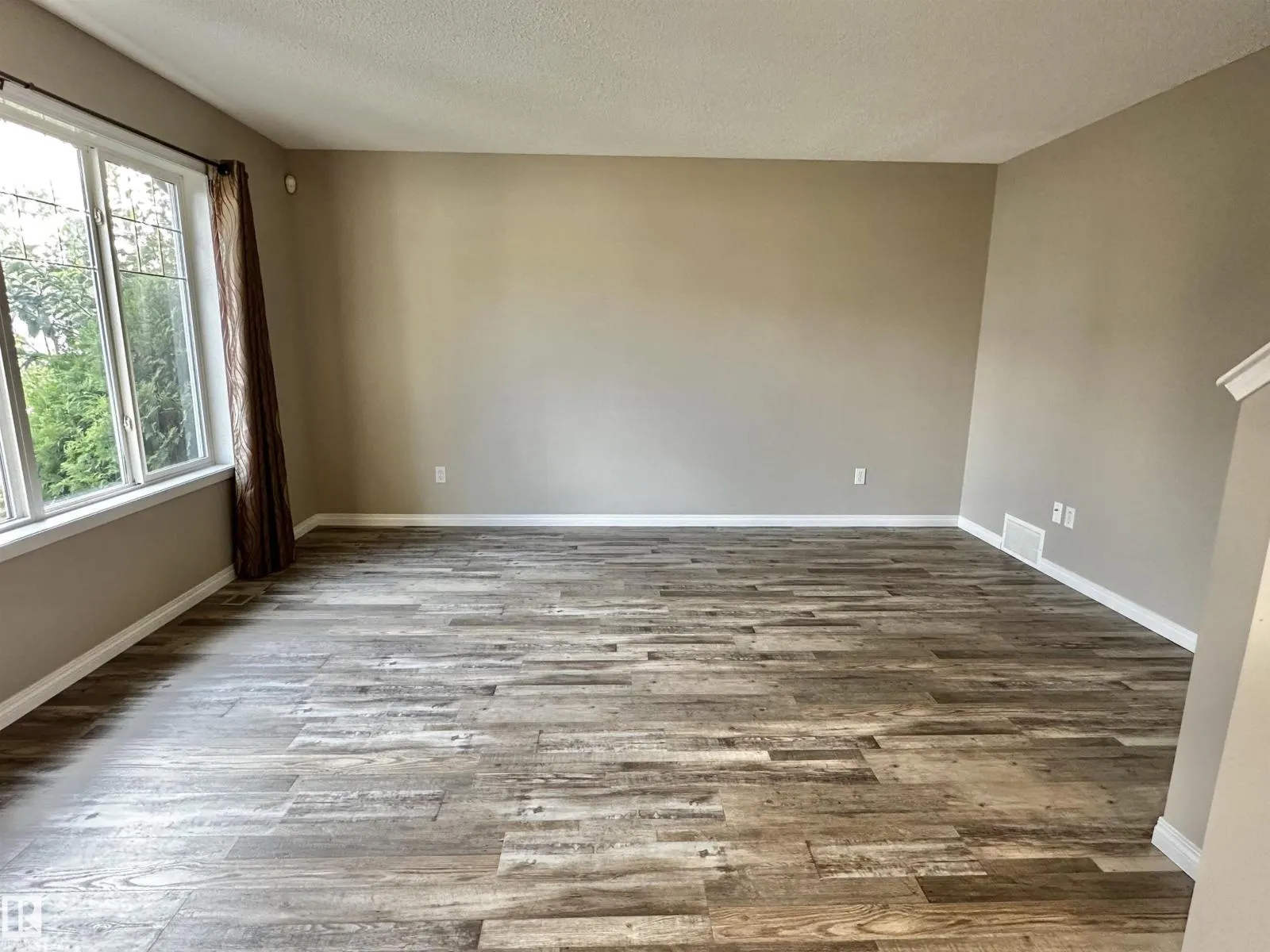 8 HEATHERLANDS WY
