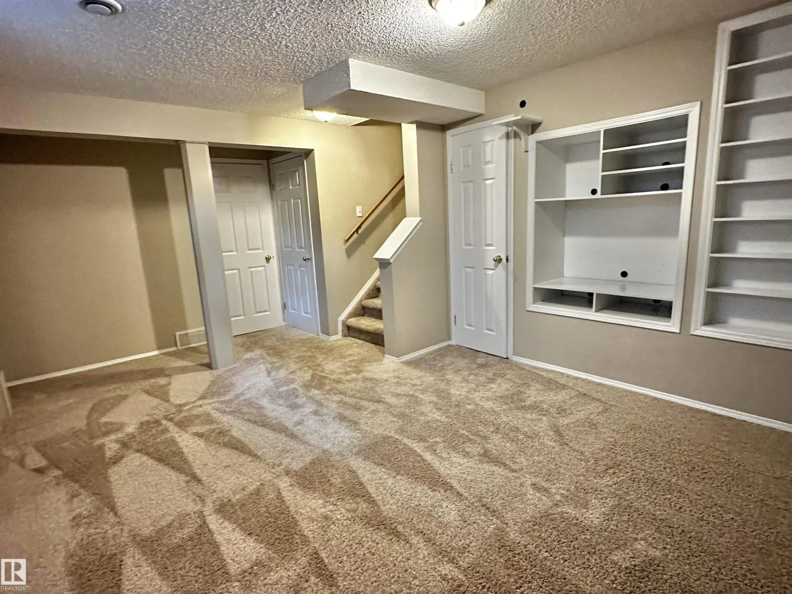 8 HEATHERLANDS WY