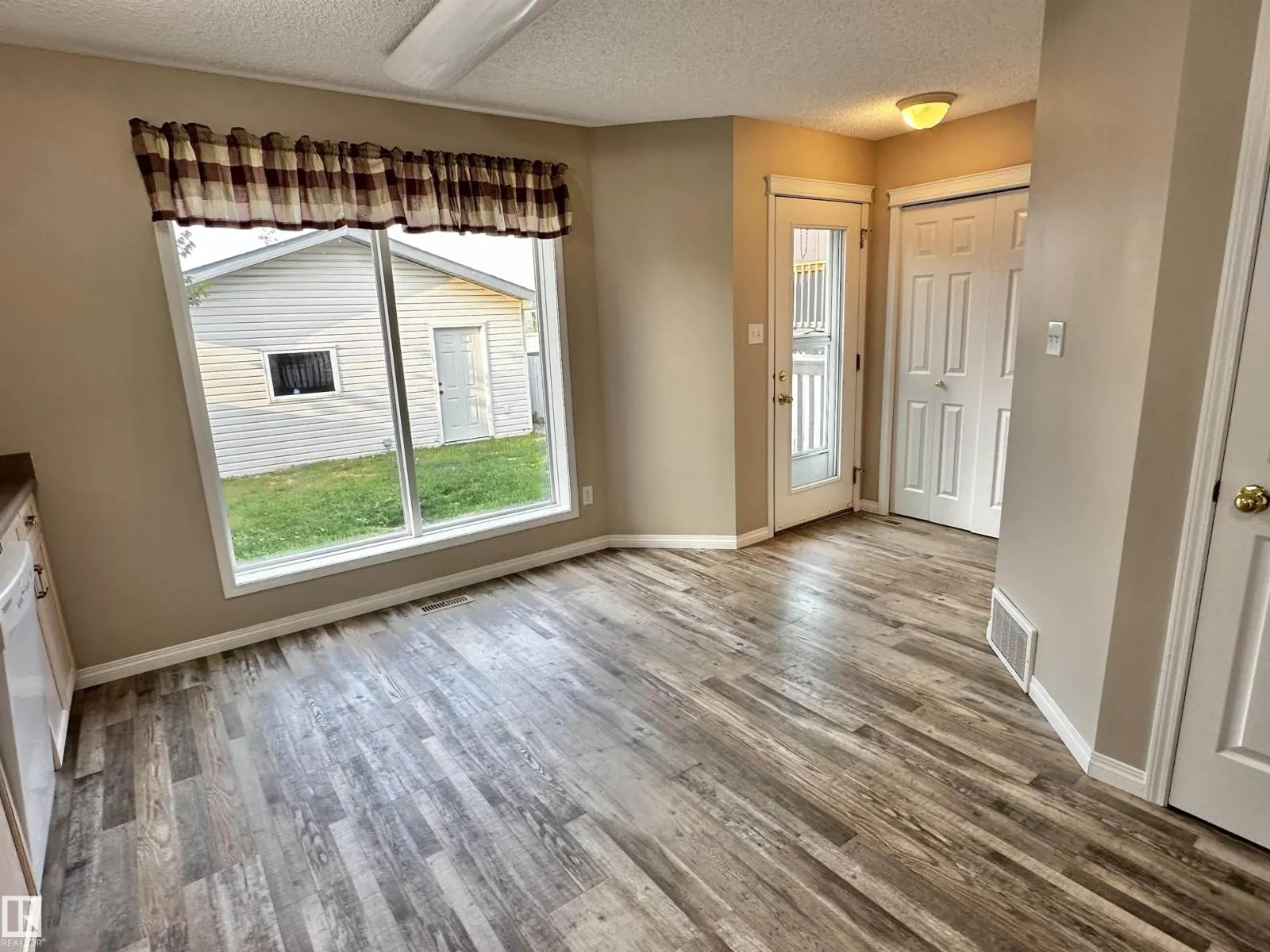 8 HEATHERLANDS WY