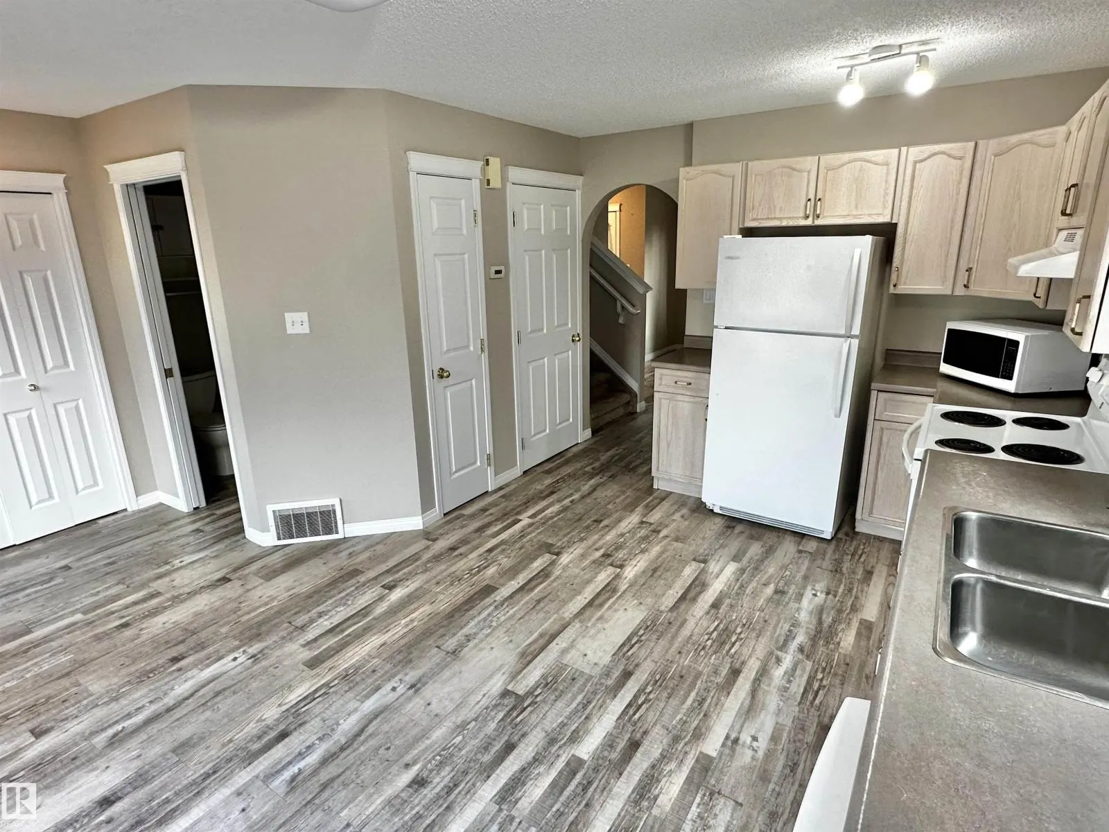 8 HEATHERLANDS WY