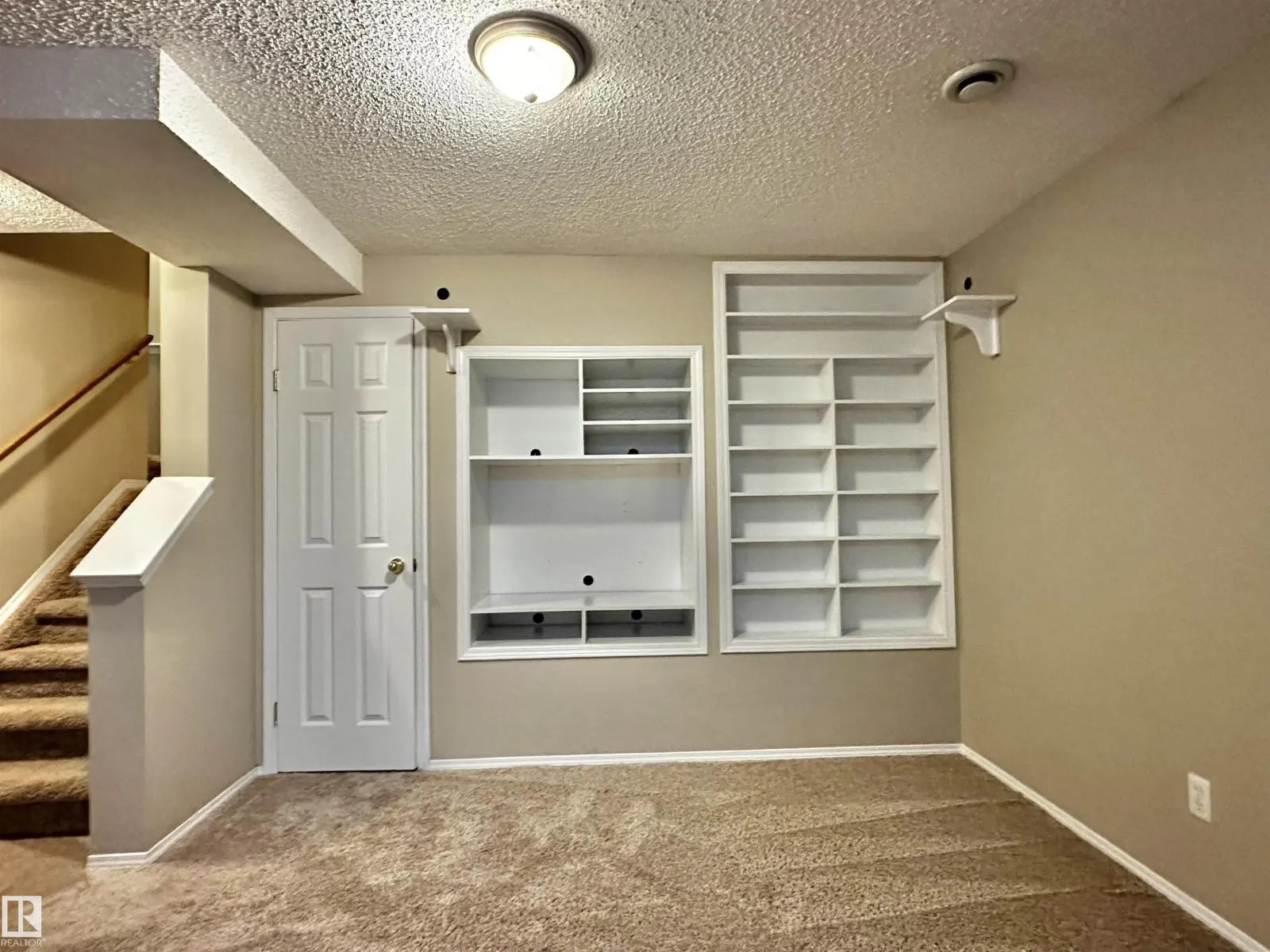 8 HEATHERLANDS WY