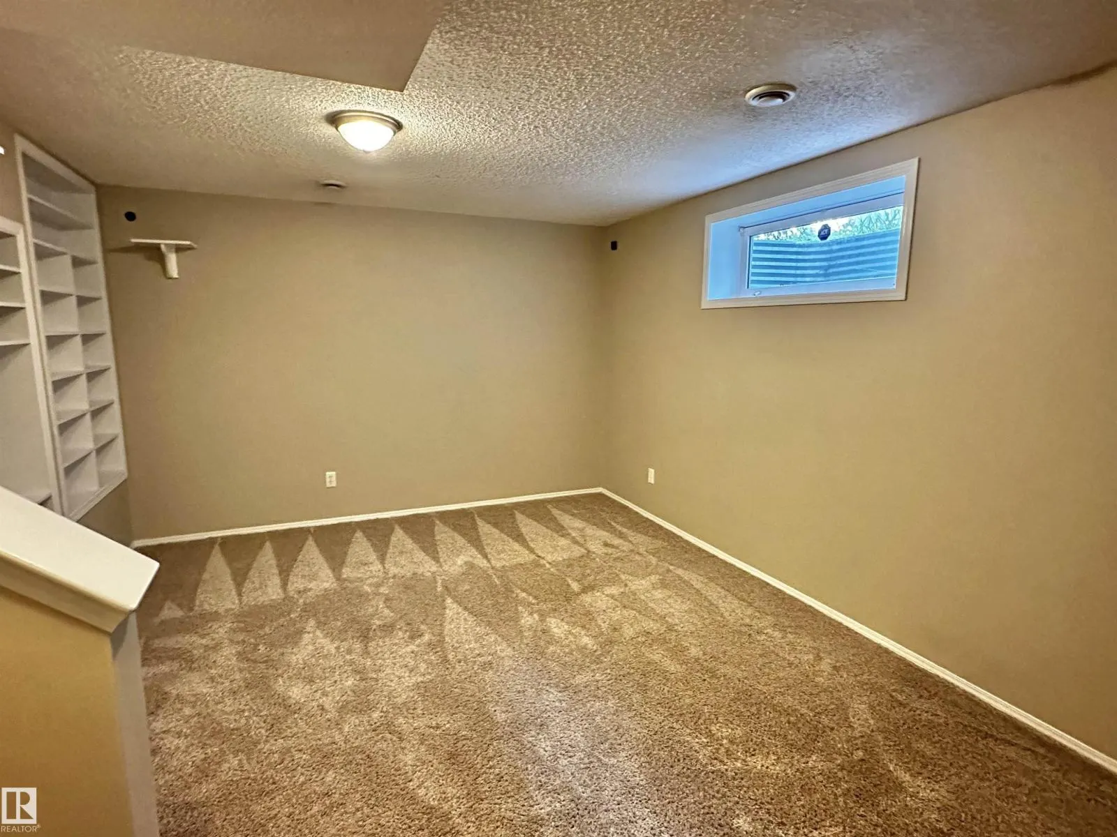 8 HEATHERLANDS WY