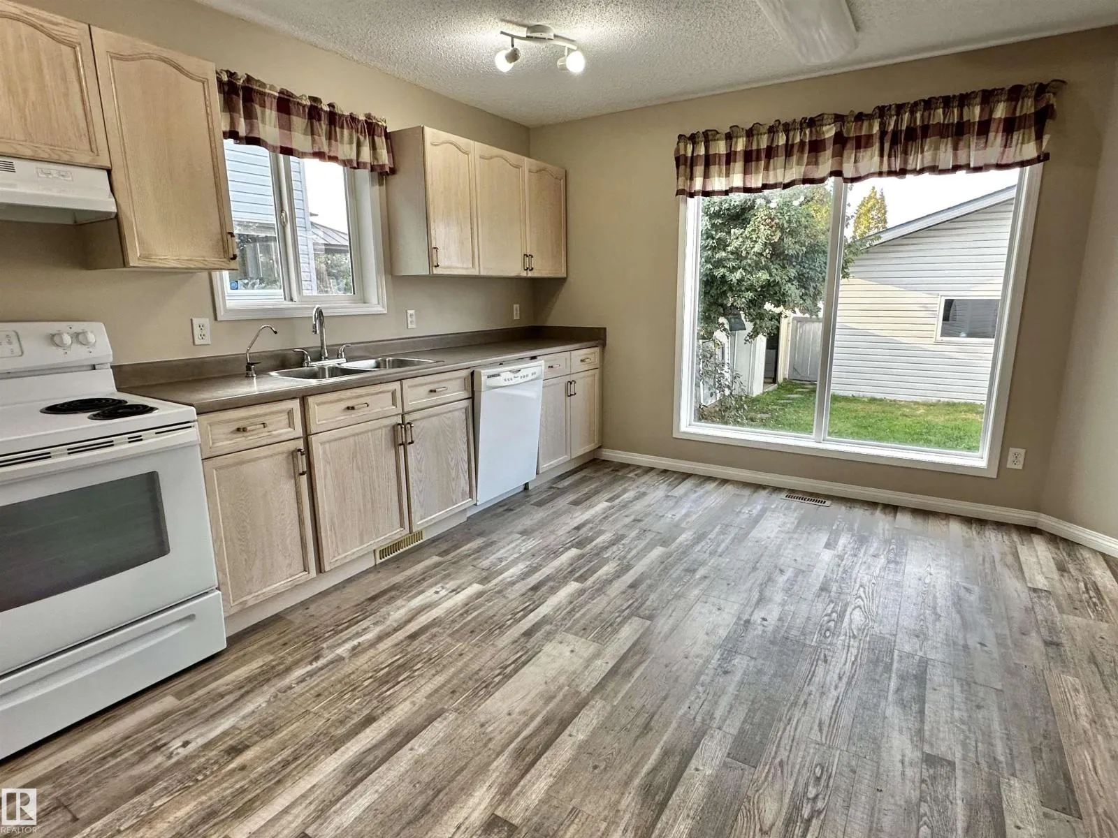 8 HEATHERLANDS WY