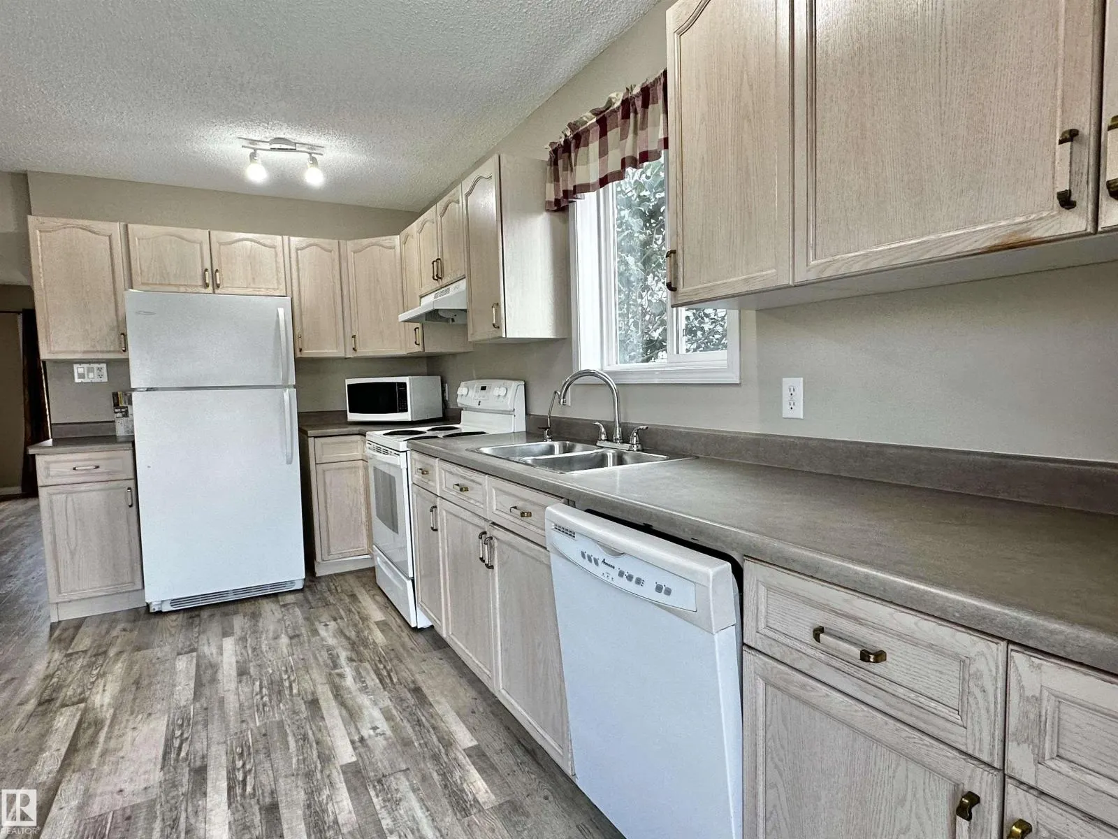 8 HEATHERLANDS WY