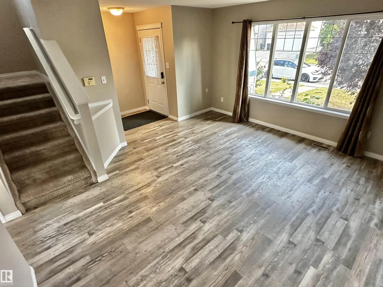 8 HEATHERLANDS WY