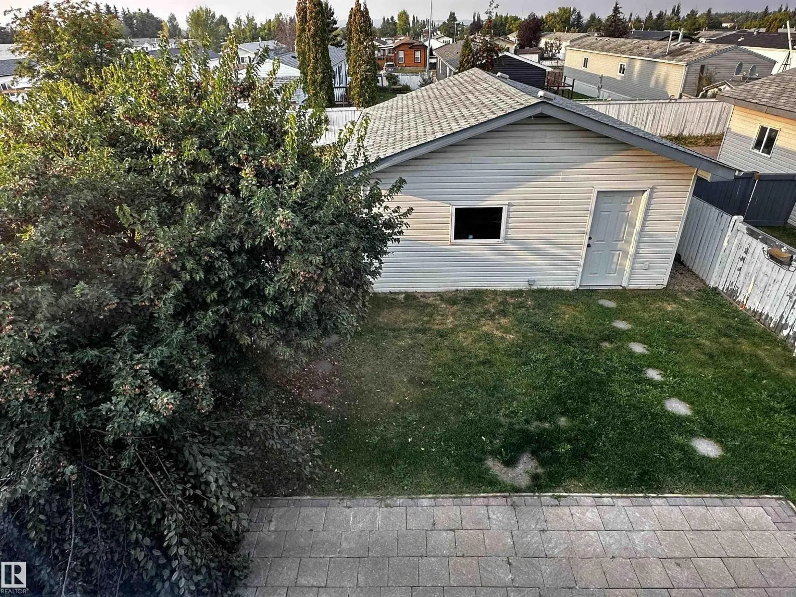 8 HEATHERLANDS WY