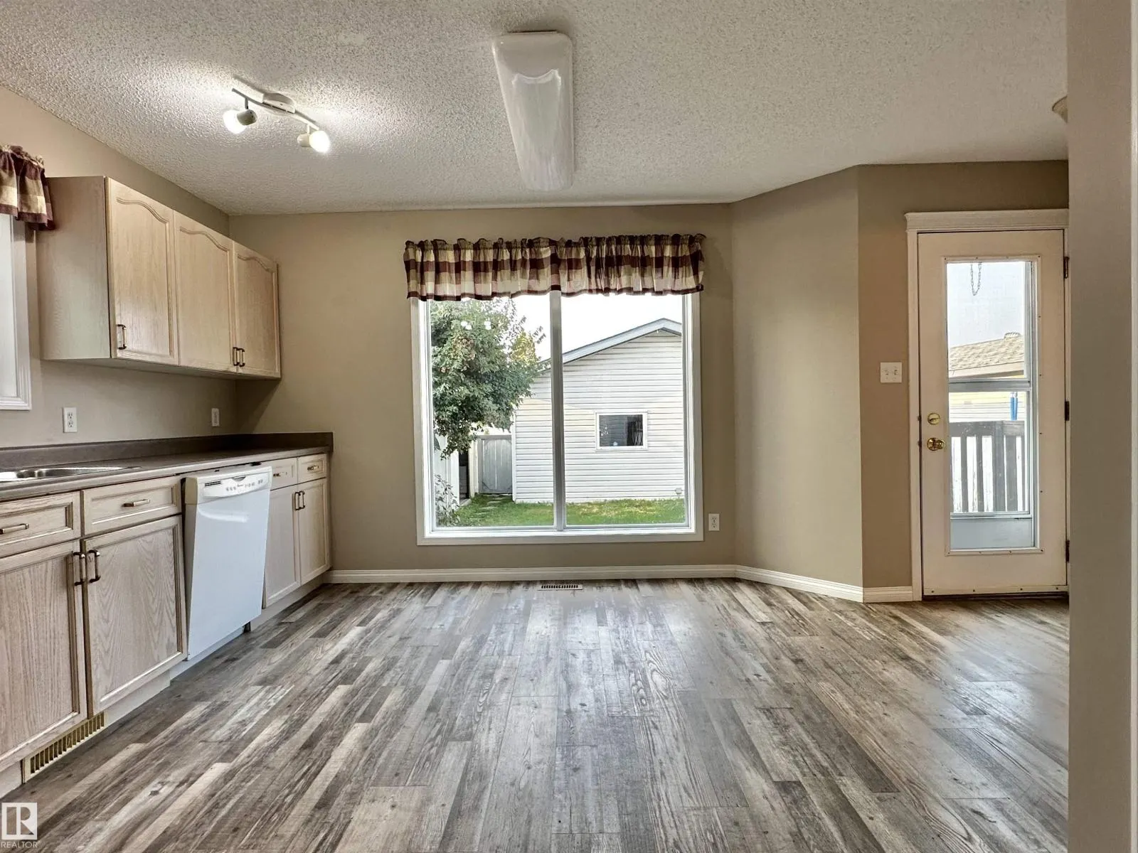 8 HEATHERLANDS WY