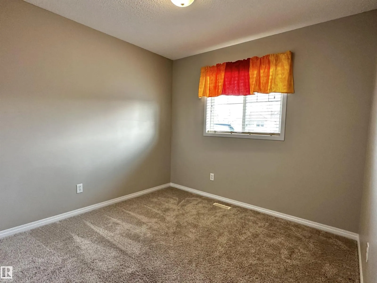 8 HEATHERLANDS WY