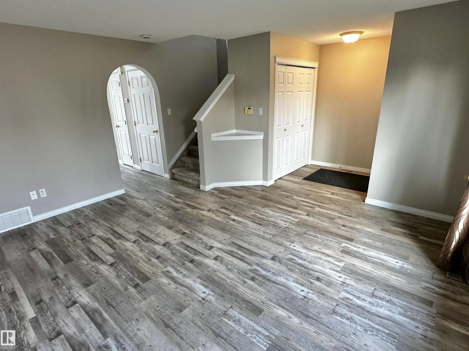 8 HEATHERLANDS WY