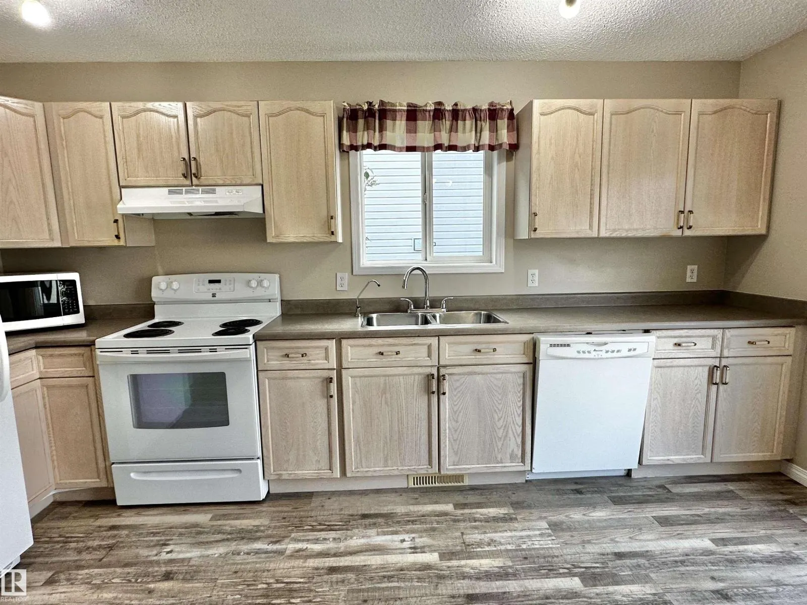 8 HEATHERLANDS WY