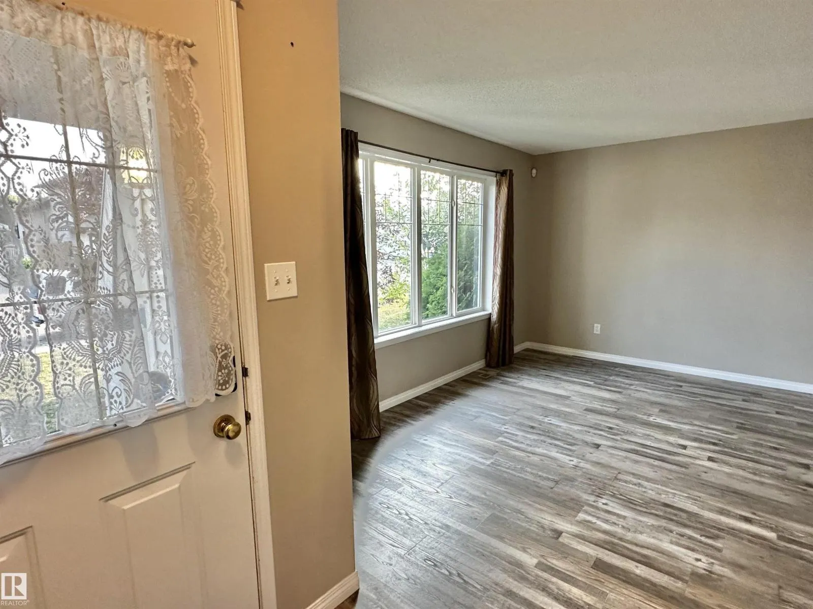 8 HEATHERLANDS WY