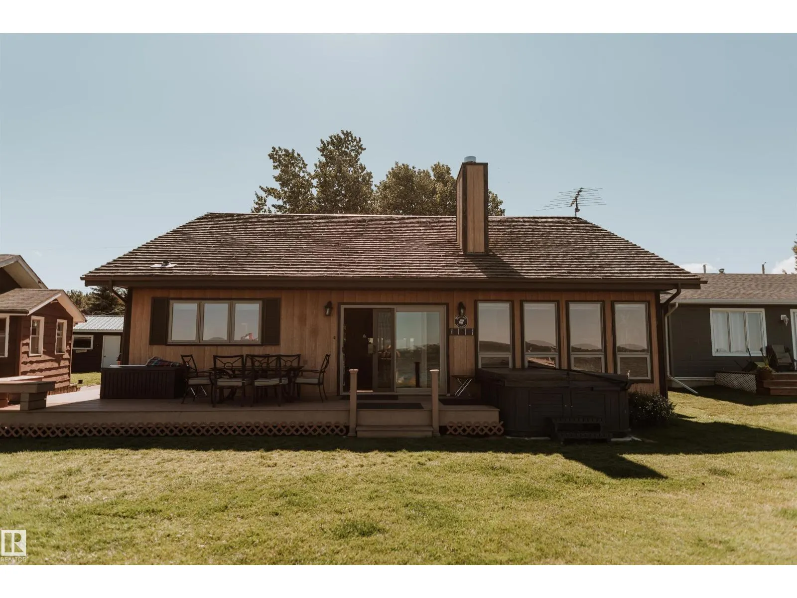 35 Lakeshore Dr