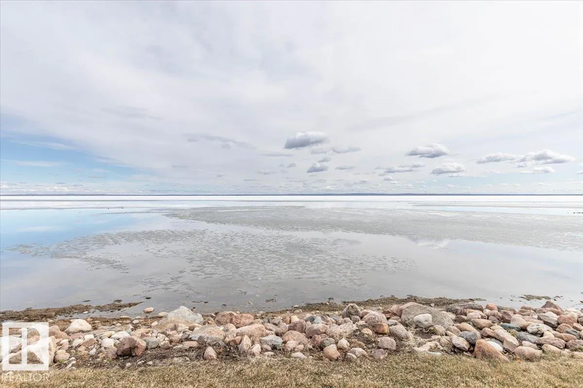 35 Lakeshore Dr