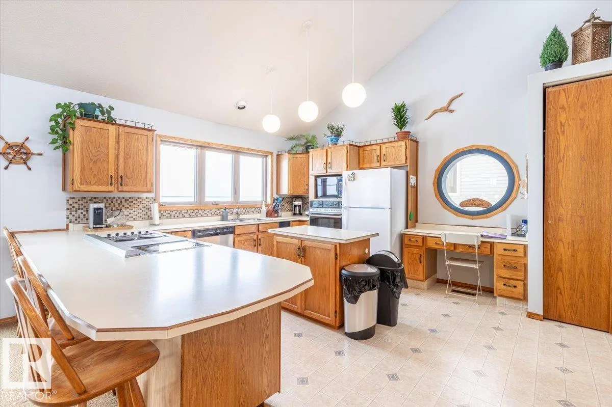 35 Lakeshore Dr