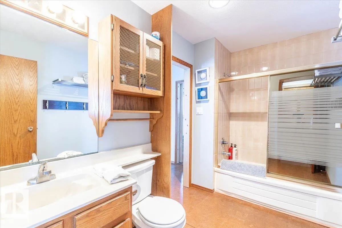 35 Lakeshore Dr
