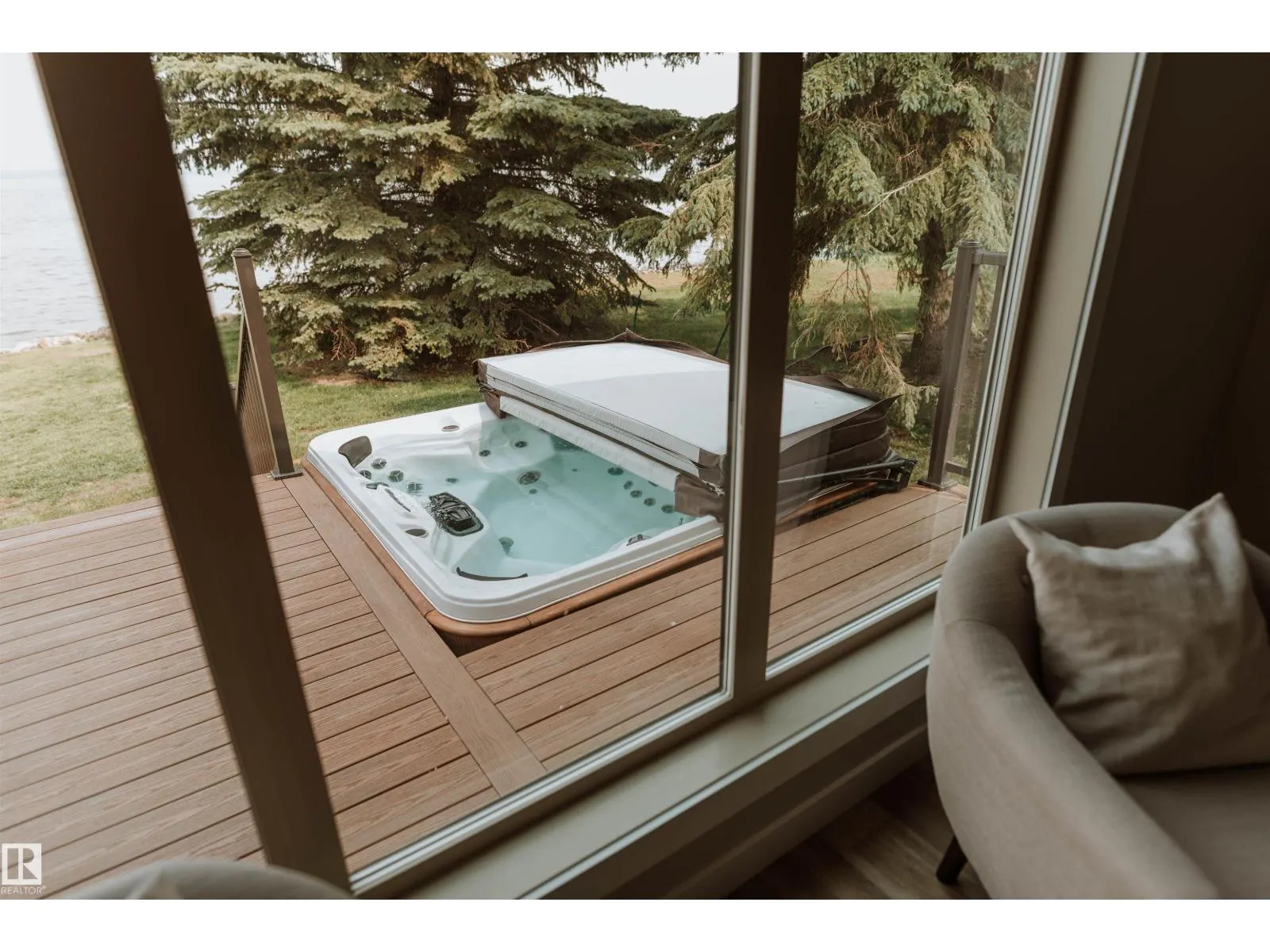33 Lakeshore Dr
