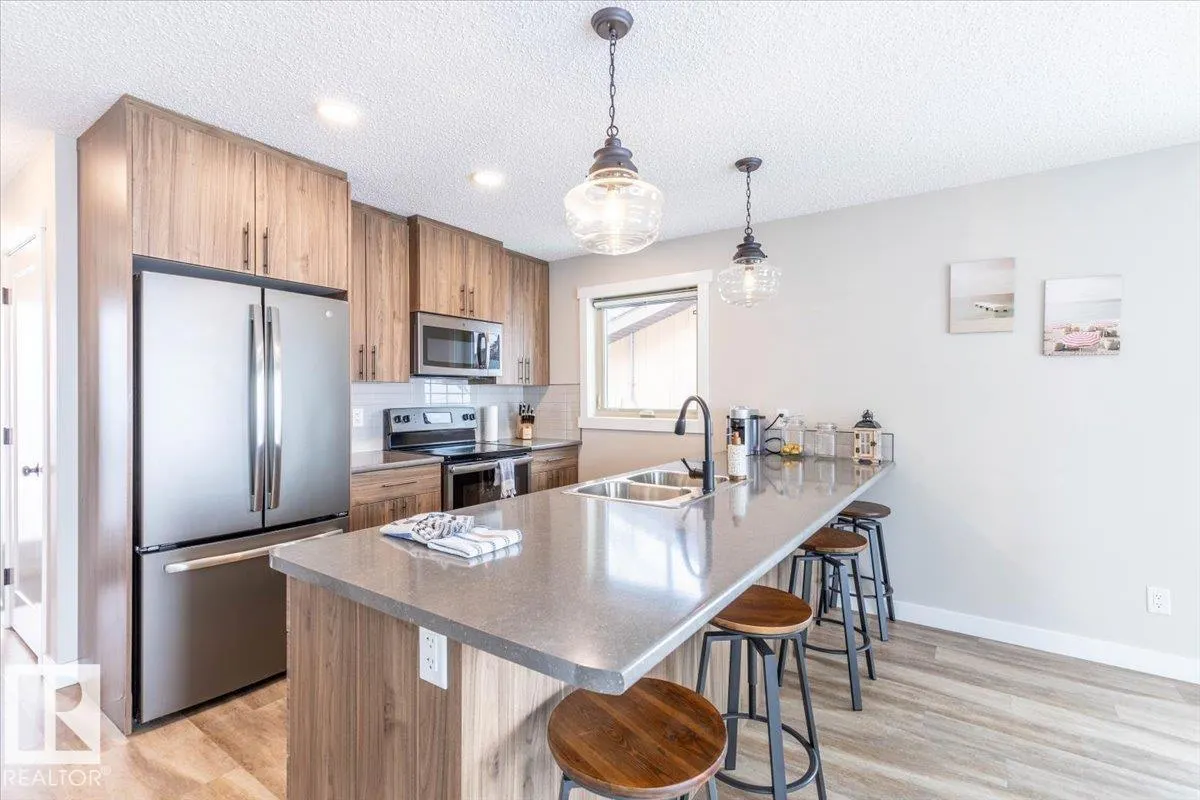 33 Lakeshore Dr