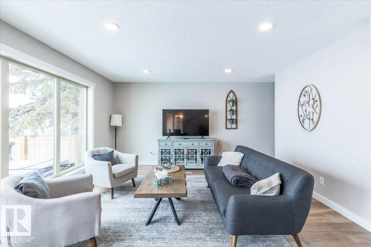 33 Lakeshore Dr