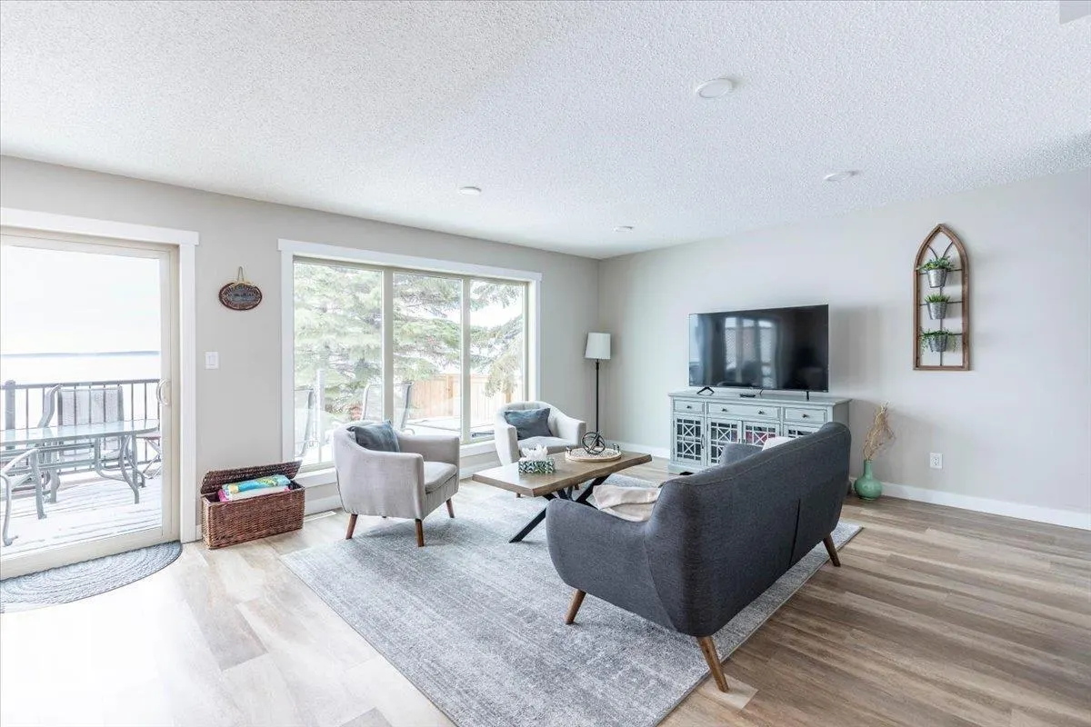 33 Lakeshore Dr