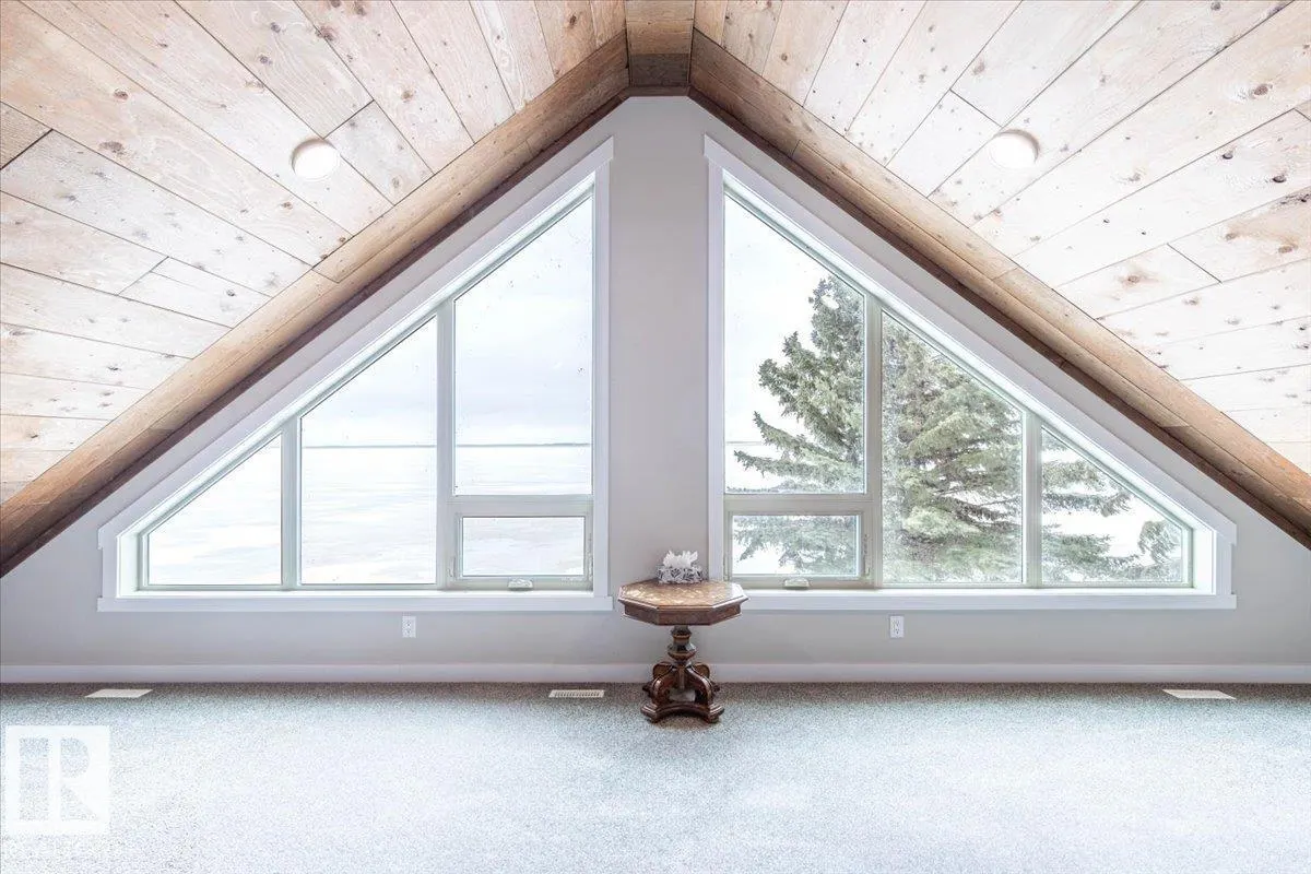 33 Lakeshore Dr