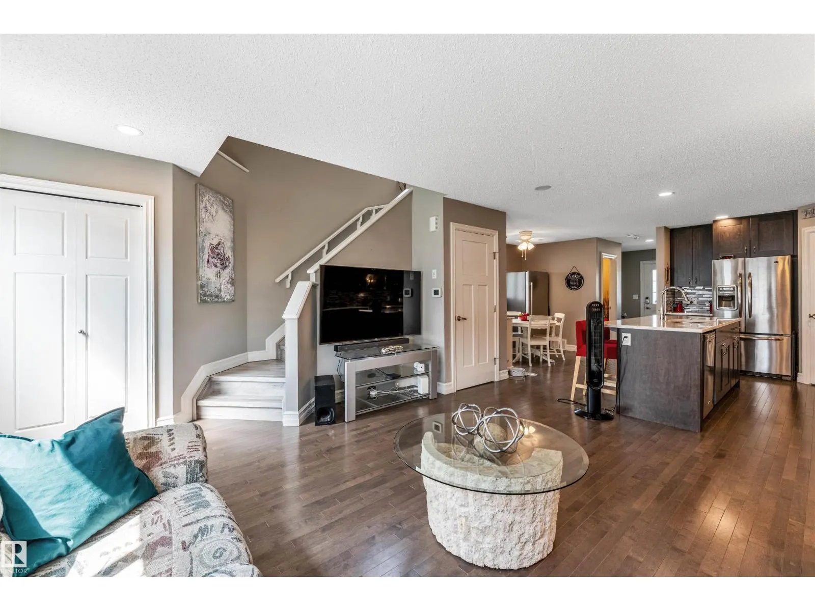 839 37 AV NW