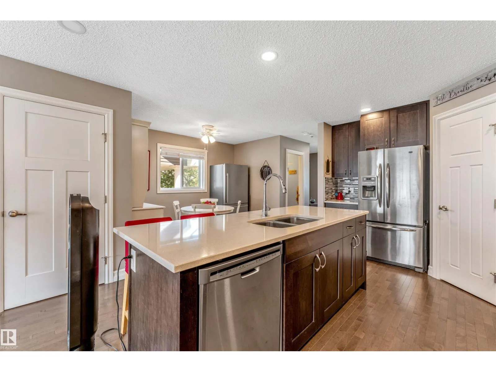 839 37 AV NW