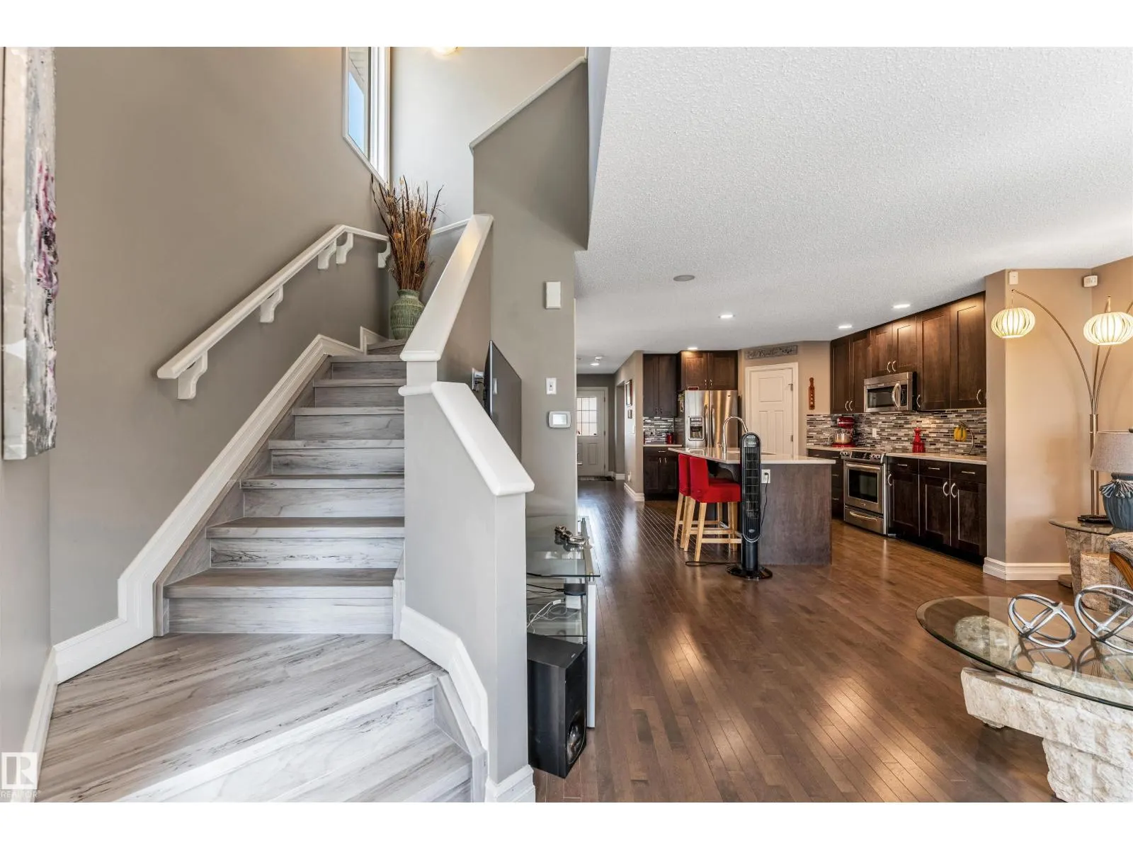 839 37 AV NW
